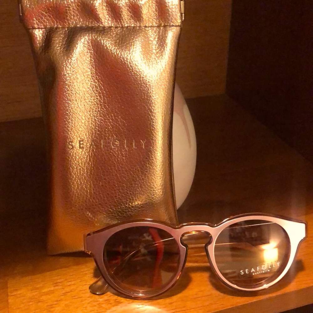Brand new stylish rose gold sunnies!!
